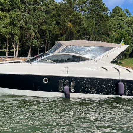 ANO 2009 MOTOR MERCRUISER 6.2 320 HP HRS 625 ACESSÓRIOS: Capota Fechamento total Som bluetooth Sub e módulo Alto falantes na targa Sonar gps Luz subaquática Farol Rádio vhf Bússola Defensas Plataforma submergível Churrasqueira Embarcação impecável